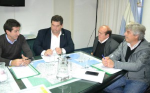 Funcionarios de la comuna junto al ministro de Infraestructura Edgardo Cenzón, en un reciente encuentro en el que se definió el volumen de la partida para Berisso. 