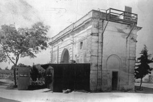 Balanza de los saladeros, construida en 1885. La imagen fue tomada en 1947, cuando las instalaciones eran utilizadas por la Cía. Swift como oficinas y depósito (Foto de la colección del Museo 1871 de Berisso)
