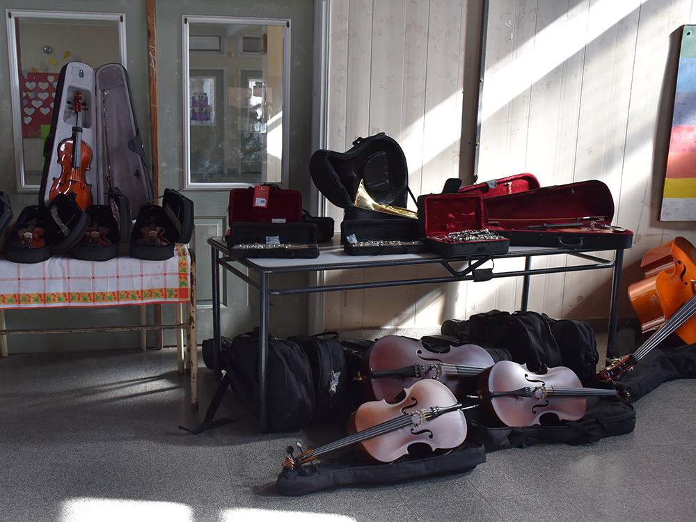 donación-instrumentos-orquesta-escuela-berisso
