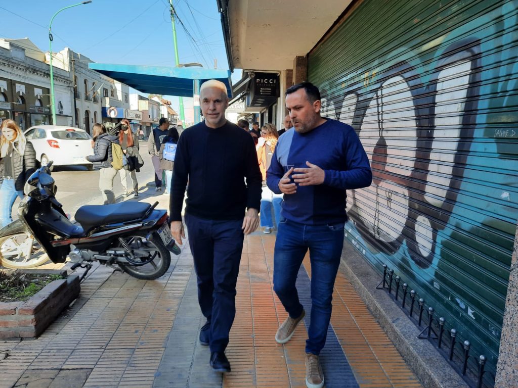 Los pre-candidatos a presidente e intendente, Horacio Rodríguez Larreta y Pablo Swar, en una caminata que compartieron meses atrás en Berisso.