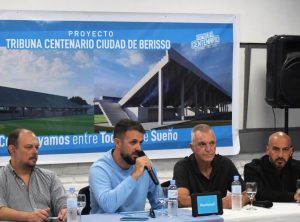 El presidente del club, Juan Manuel Córdoba, presenta la iniciativa en compañía de los miembros de CD Mariano Holubyez (tesorero); Eduardo Valente (vicepresidente primero) y Fernando Farías (secretario general).