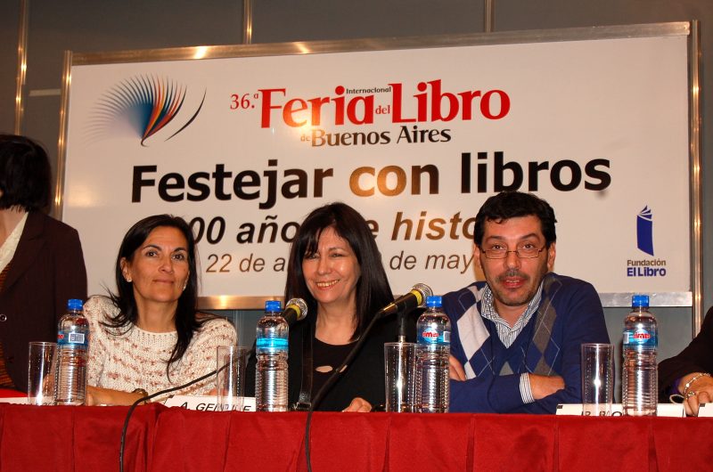 Cecilia Bignasco y Ángela Gentile acompañadas en la Feria del Libro por Marcelo Passoni, quien se sumó al proyecto como co-autor de la reconocida obra “Voces Olvidadas”.
