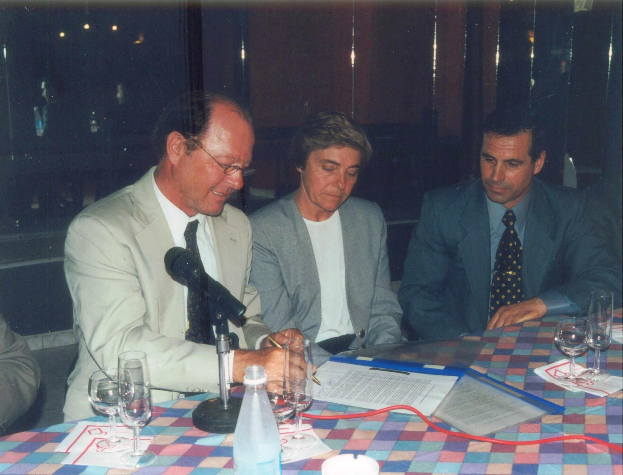 Raúl Kraiselburd y Carlos Delle Ville flanquean a la contadora Griselda Piaggio, acompañados por el entonces intendente Néstor Juzwa y el senador provincial mandato cumplido Jorge Drkos. (Foto Archivo 1998)