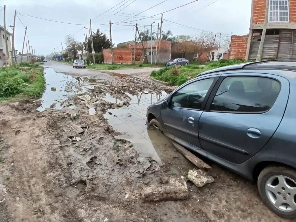 auto encajado en villa nueva