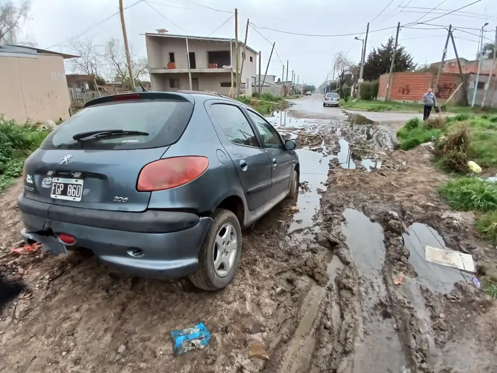 auto encajado en villa nueva