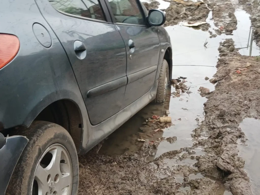 auto encajado en villa nueva