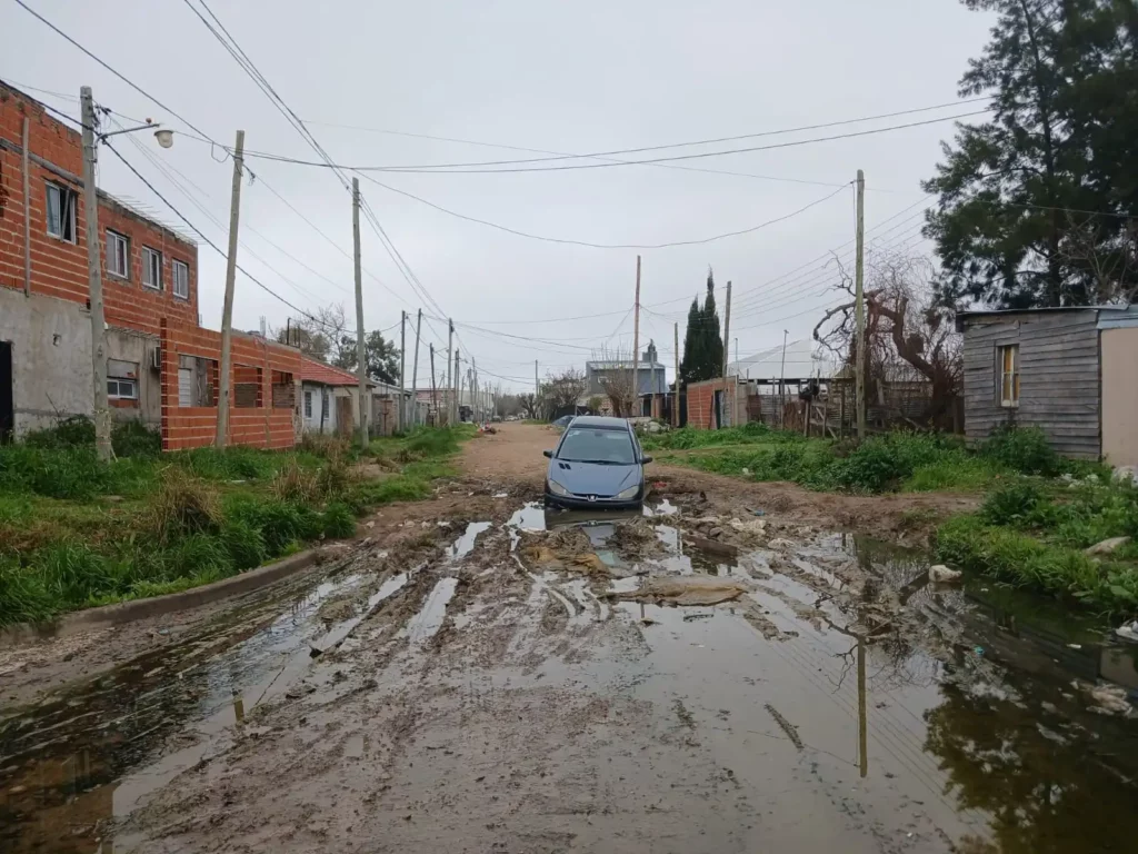 auto encajado en villa nueva