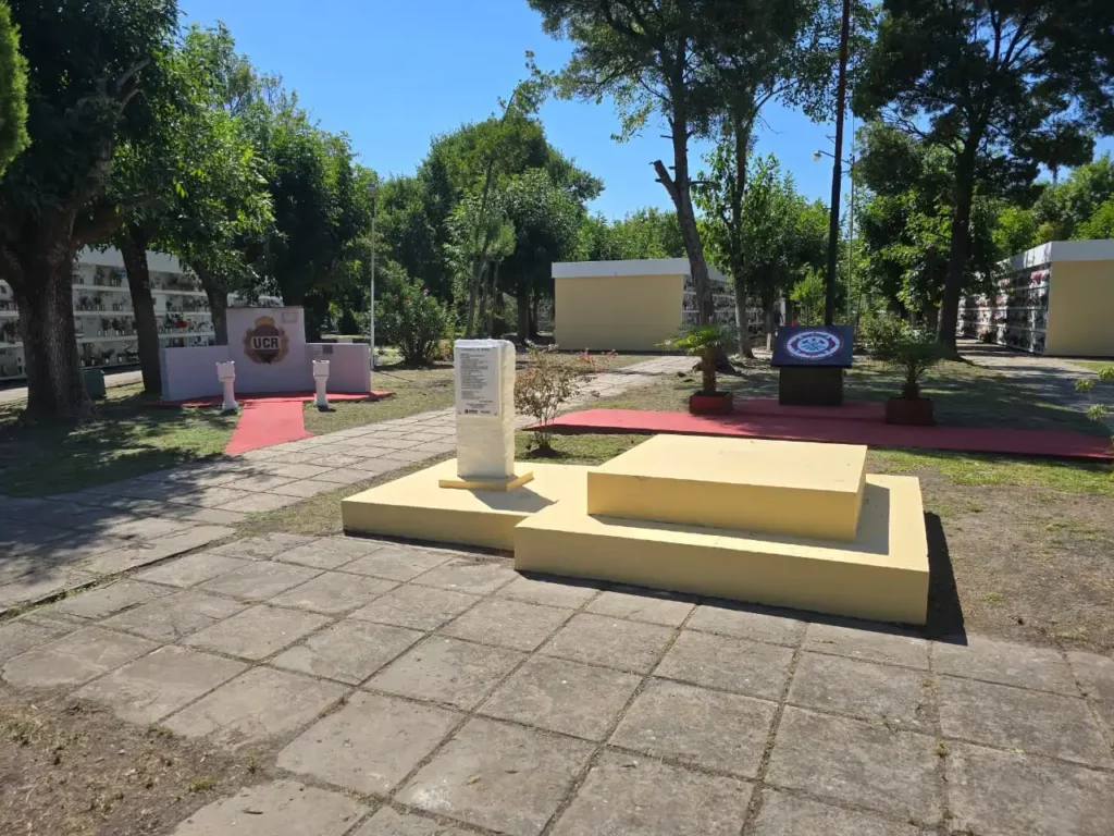 homenaje a escritores en el Cementerio Parque