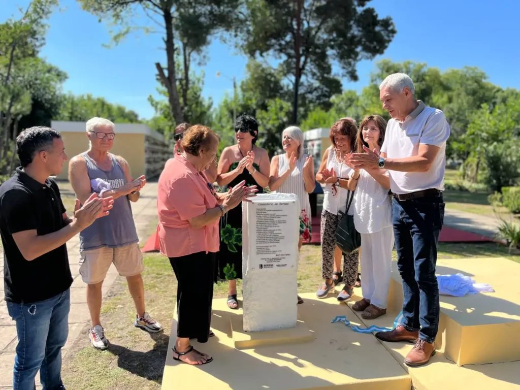 homenaje a escritores en el Cementerio Parque