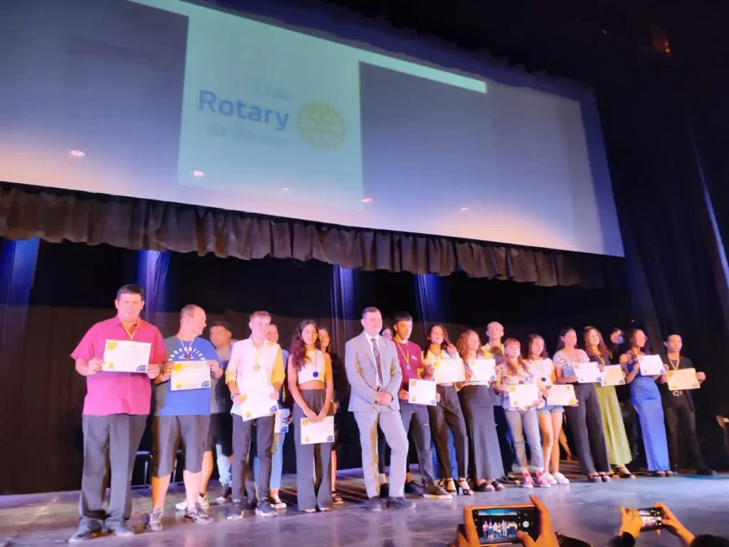 Reconocimiento del Rotary Berisso a los mejores promedios