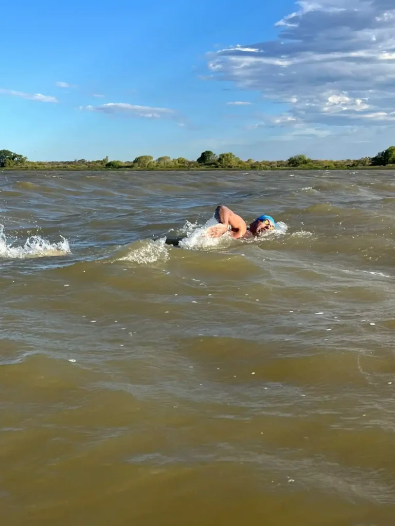 Ariel Iotov tras el cruce a nado del Río de la Plata