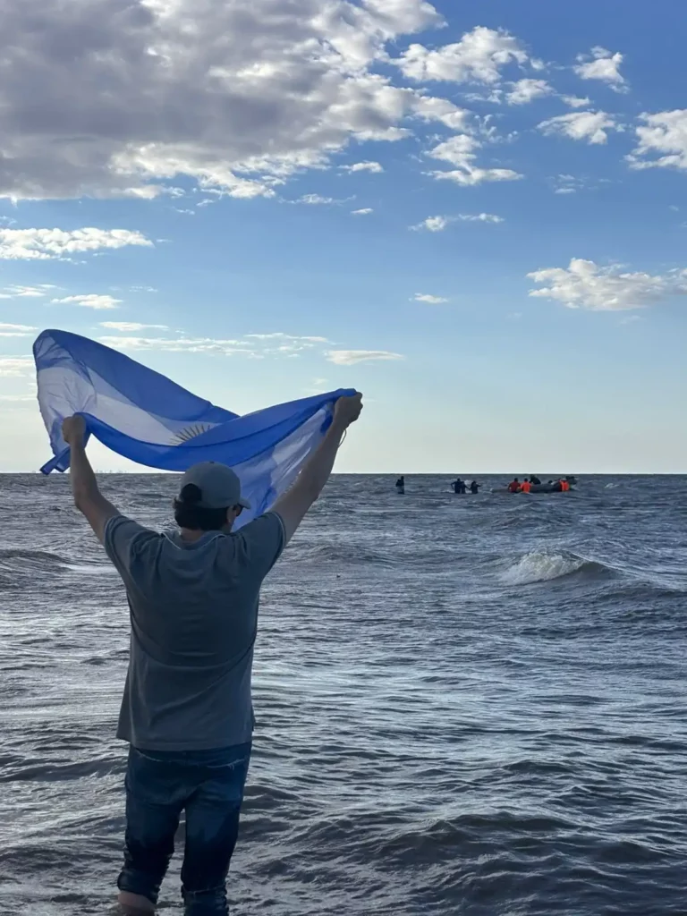 Ariel Iotov tras el cruce a nado del Río de la Plata