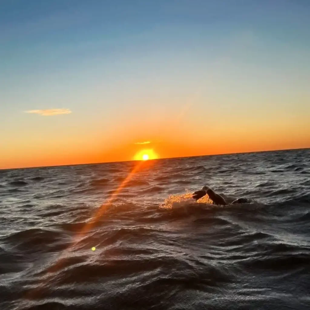 Ariel Iotov tras el cruce a nado del Río de la Plata