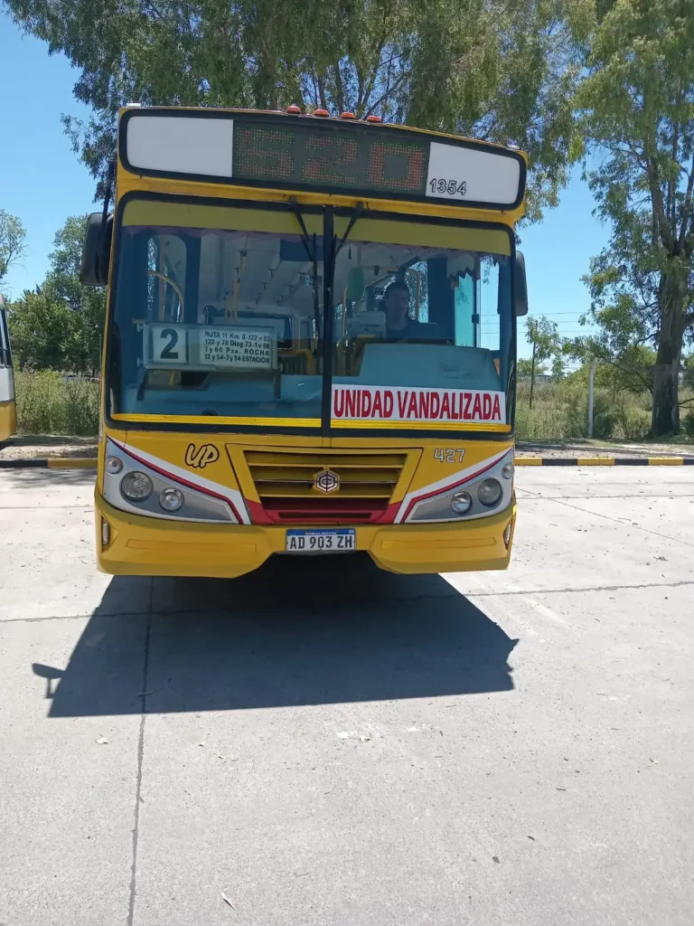 colectivos sin vidrios por ataques vandálicos