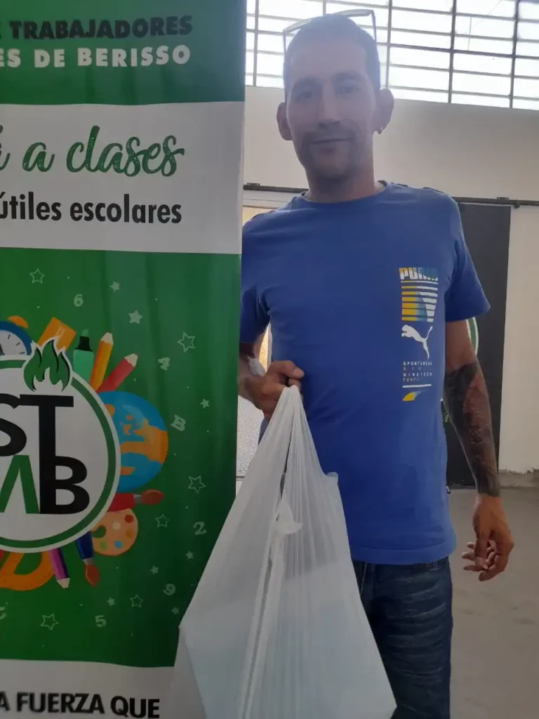 Entrega de útiles escolares del STMB