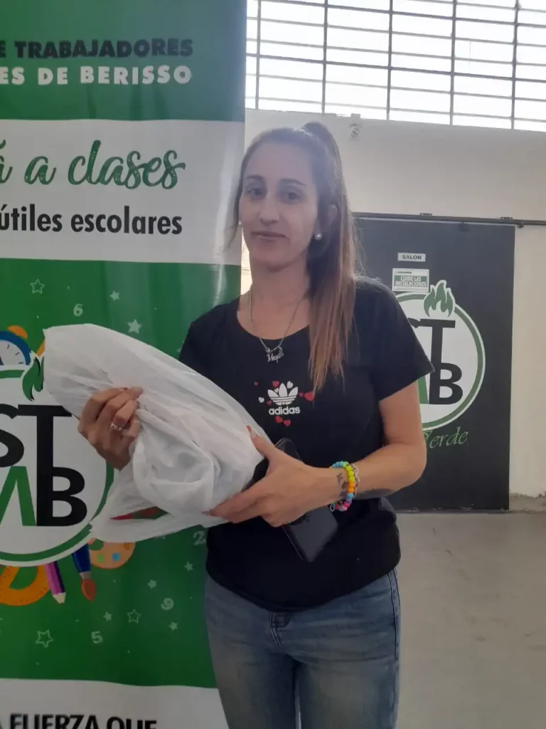 Entrega de útiles escolares del STMB