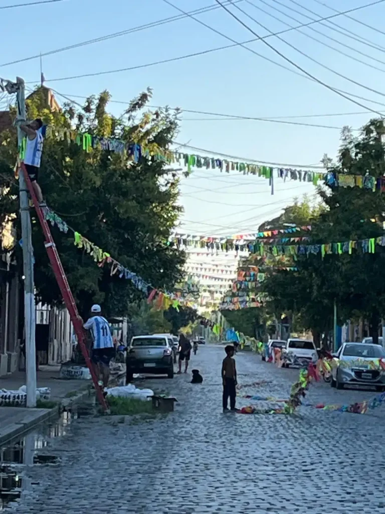 Preparativos para el Carnaval del Adoquín en calle Nueva York