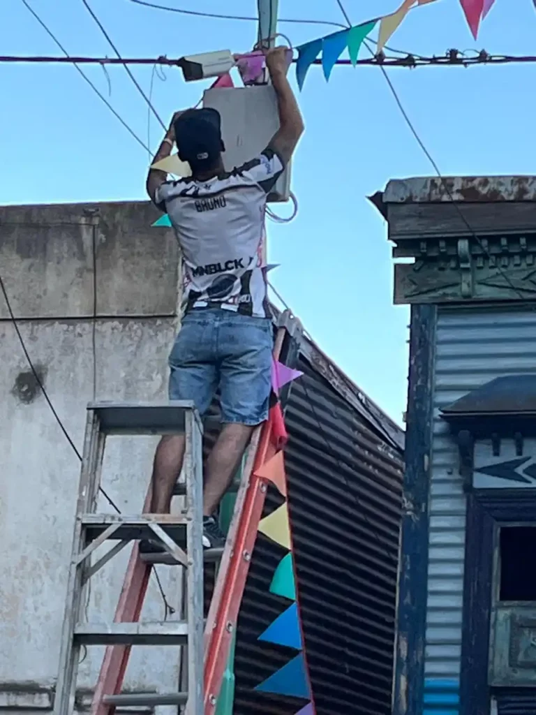 Preparativos para el Carnaval del Adoquín en calle Nueva York