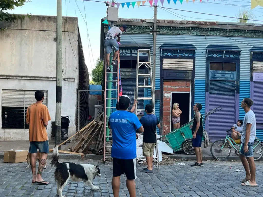 Preparativos para el Carnaval del Adoquín en calle Nueva York