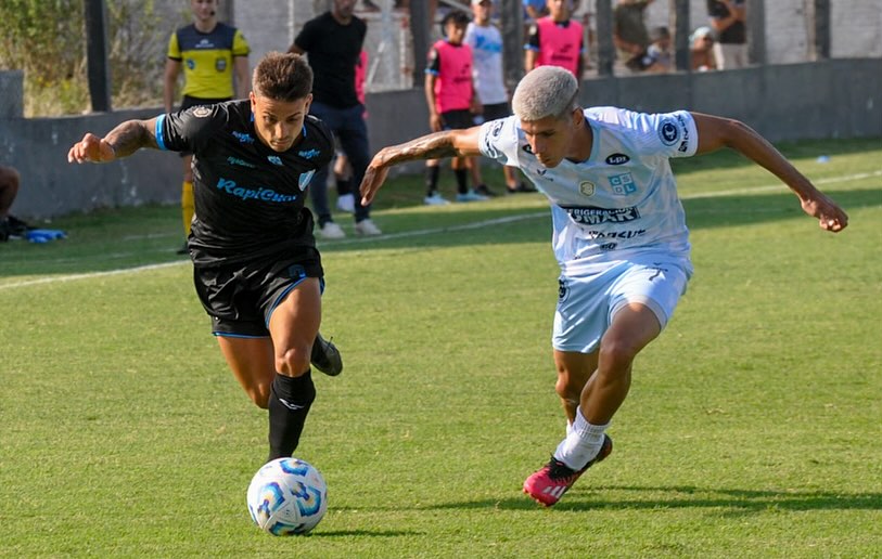 Villa San Carlos debutó con victoria ante Liniers