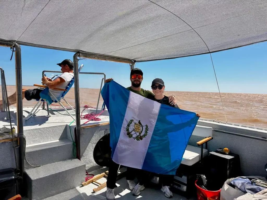 nadador guatemalteco cruzó a nado el Río de la Plata