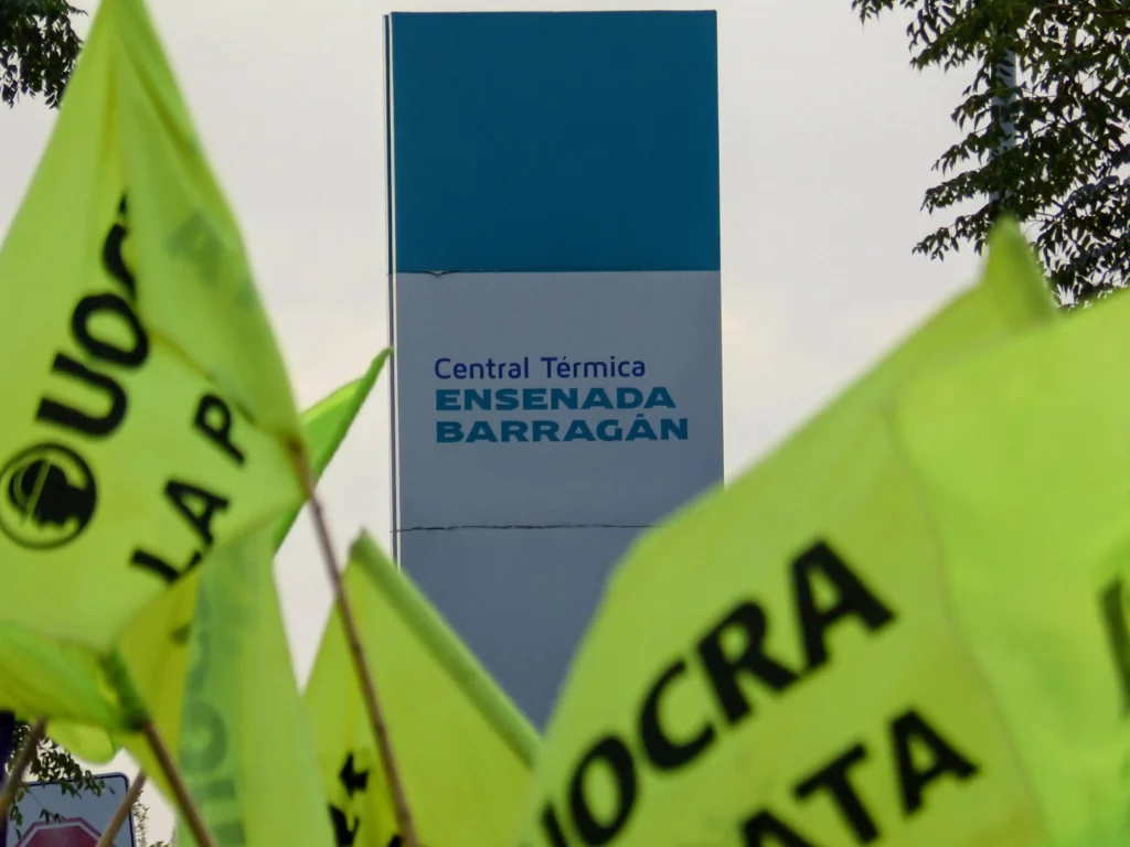 protesta de uocra la plata en la termoeléctrica de Ensenada