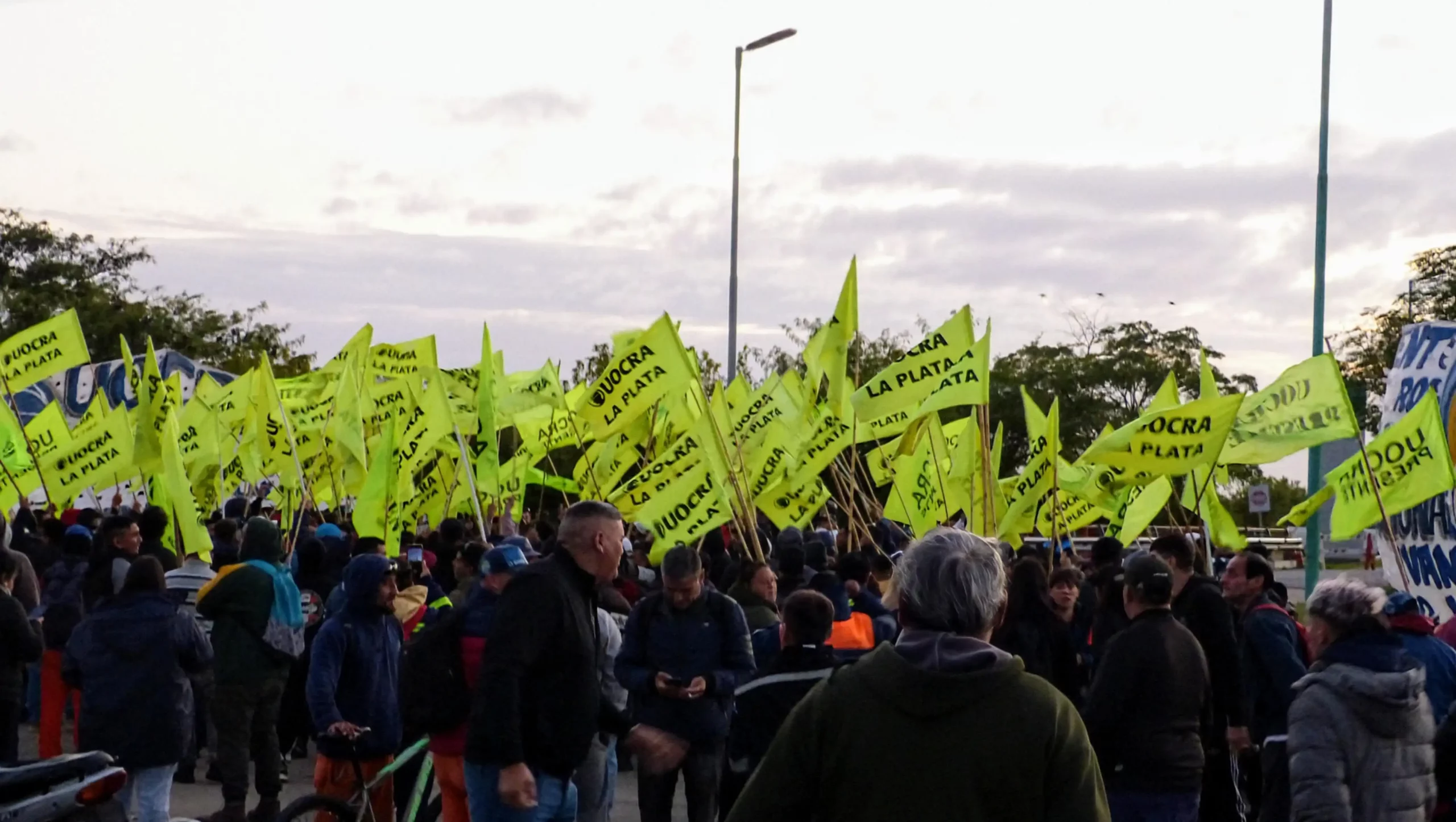 protesta de uocra la plata en la termoeléctrica de Ensenada