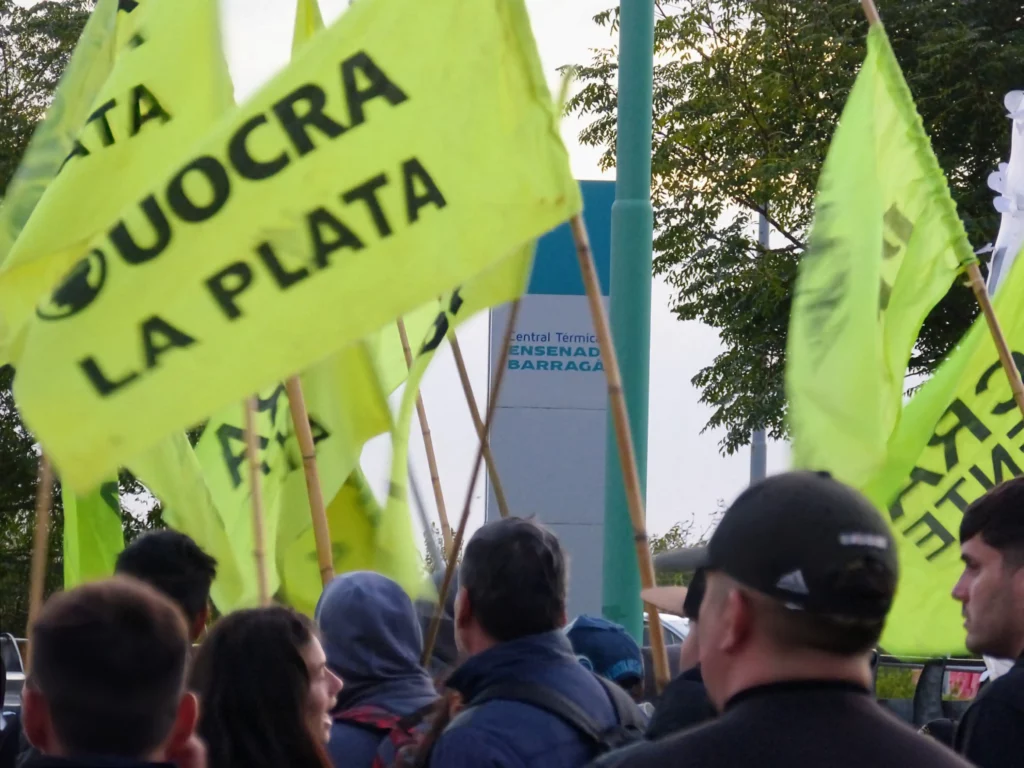 protesta de uocra la plata en la termoeléctrica de Ensenada