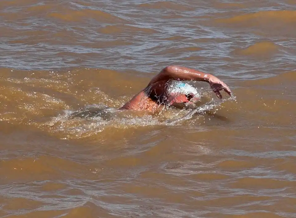 nadador guatemalteco cruzó a nado el Río de la Plata