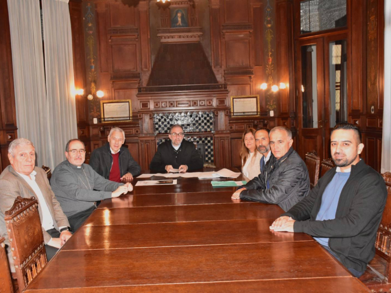 Firman escritura por la parcela que ocupa la parroquia San José Obrero