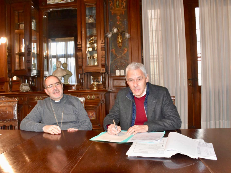 Firman escritura por la parcela que ocupa la parroquia San José Obrero