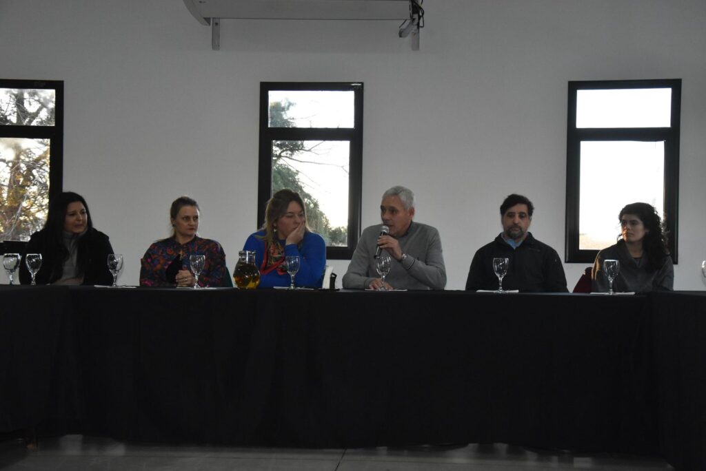 Acto de Fuerza Patria en educación